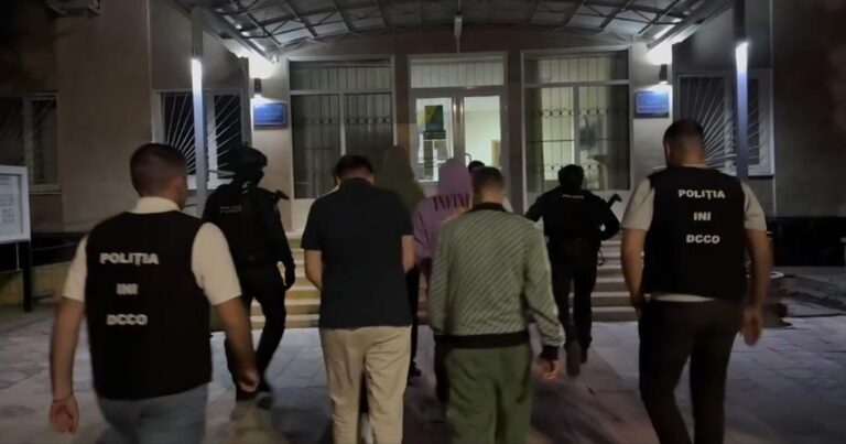 Centru de apel fraudulos, destructurat de poliție: Opt persoane au fost reținute