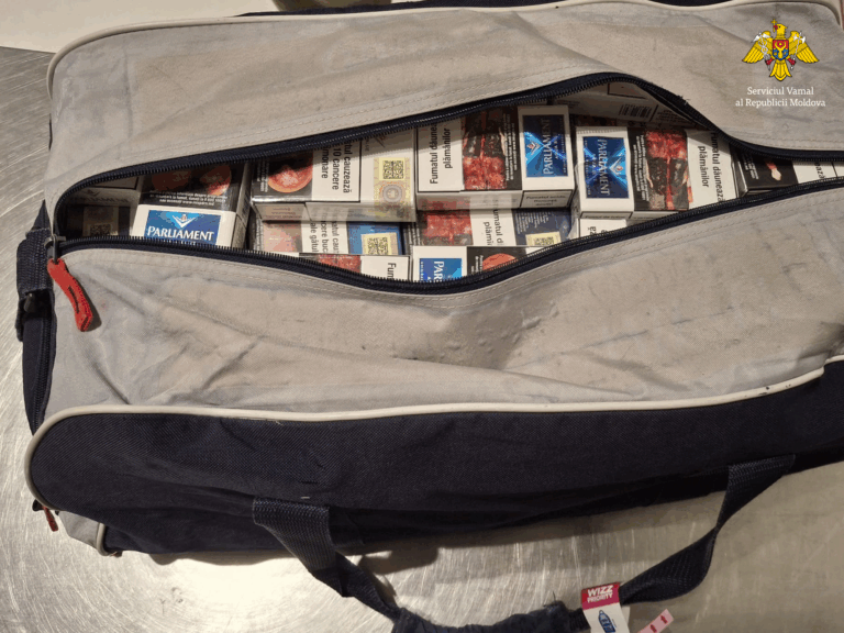 (FOTO) Valize pline cu țigări și un zbor spre Londra: Doi cetățeni, opriți la Aeroportul din Chișinău