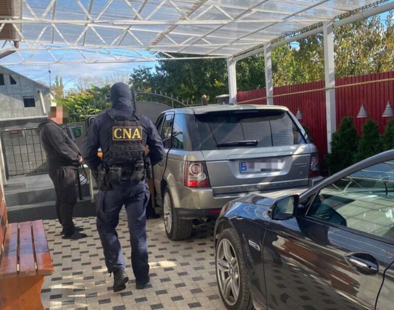 Noi detalii în dosarul privind corupția sistemică la eliberarea permiselor de conducere: Fost angajat al ASP, reținut