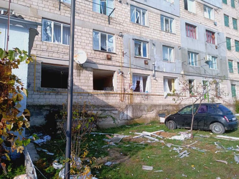 (FOTO) Explozie la Florești: Două persoane rănite și 51 de locatari evacuați dintr-un bloc afectat