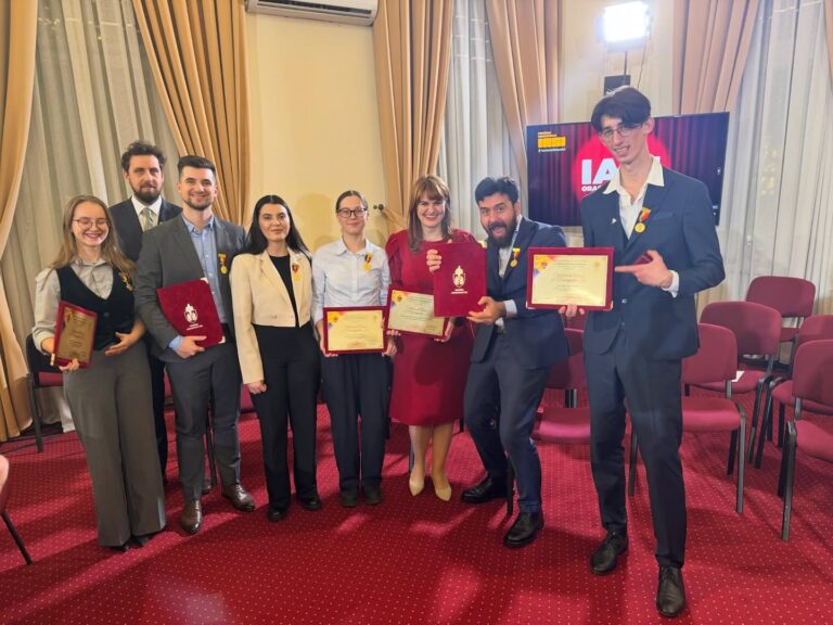 (FOTO) Doi studenți basarabeni au devenit cei mai tineri cetățeni de onoare ai Iașului