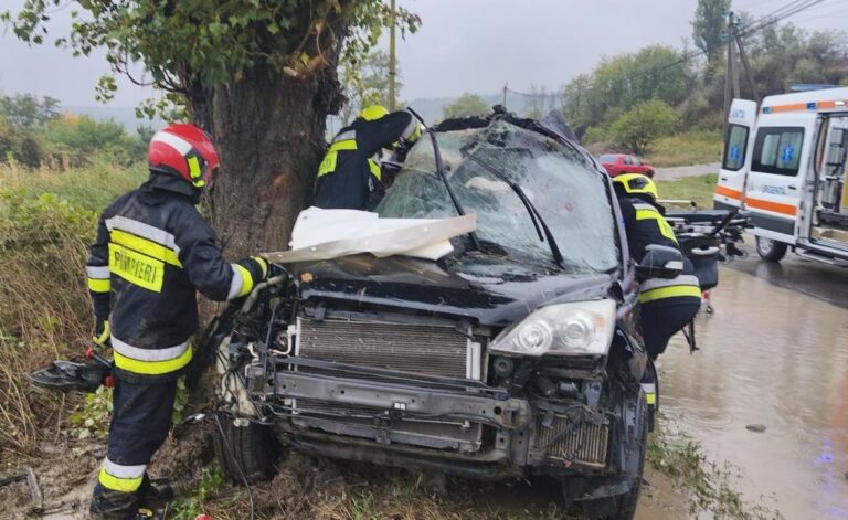 Accident grav în satul Hagimus: Două persoane descarcerate după ce un automobil s-a izbit de un copac