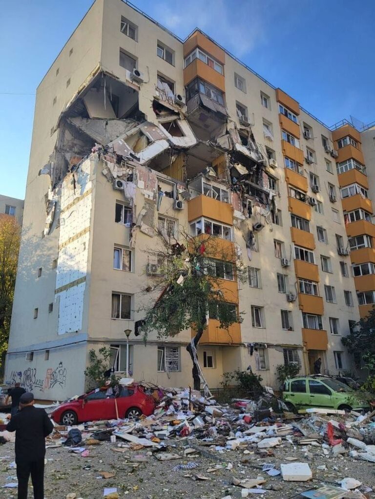 Explozie devastatoare într-un bloc din Rahova: 2 persoane au murit,  11 răniți, etaje distruse