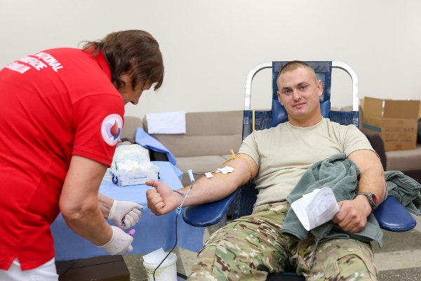 (FOTO) Zeci de militari ai Armatei Naționale au donat sânge pentru a salva vieți