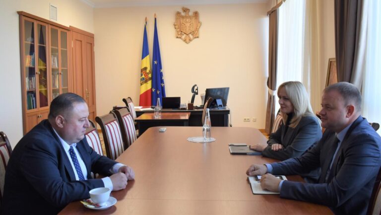 Școlile românești din regiunea transnistreană, subiect de discuție între oficiali de la Chișinău și București