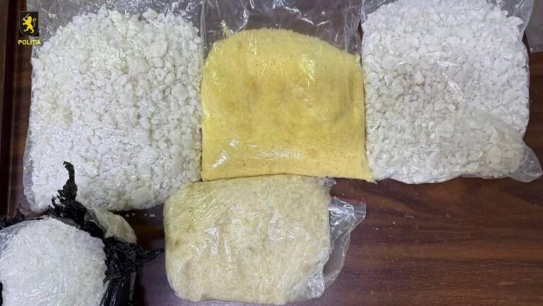 (VIDEO) Rețea de distribuție a drogurilor sintetice, destructurată la Chișinău: 7 kg de substanțe interzise, ridicate de poliție