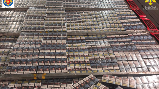 (VIDEO) Aproape un milion de țigări de contrabandă, găsite în tavanul unei remorci la Leușeni-Albița: Doi bărbați, în arest preventiv