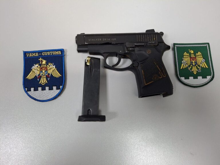 (VIDEO) Un cetățean străin a încercat să scoată din R. Moldova un pistol fără documente