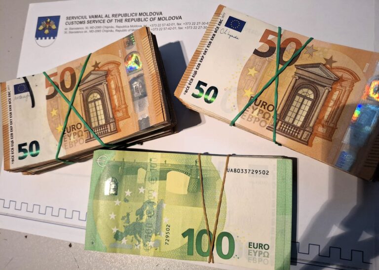 Doi nerezidenți, prinși cu zeci de mii de euro nedeclarați pe aeroportul din Chișinău
