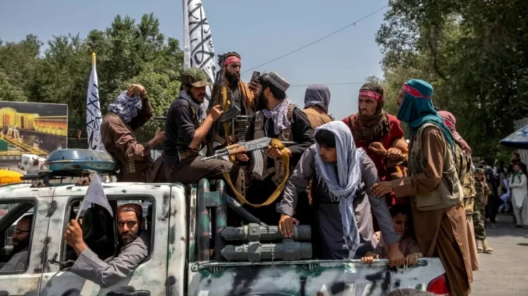 Lupte intense la granița dintre Pakistan și Afganistan: zeci de morți, granițele rămân închise