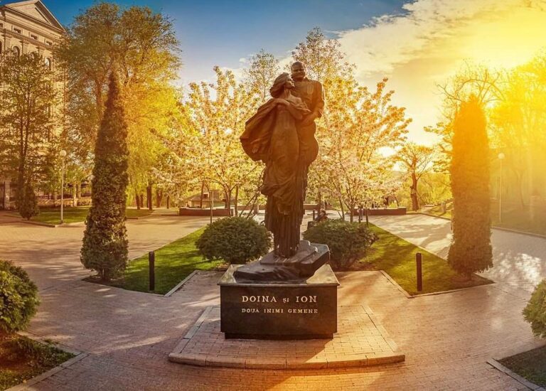 Maia Sandu, mesaj la 33 de ani de la trecerea în eternitate a lui Ion și a Doinei Aldea-Teodorovici: „Avem datoria să le ducem visul mai departe”