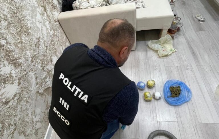 (VIDEO) Trei bărbați, reținuți pentru trafic de droguri în Chișinău și Ialoveni