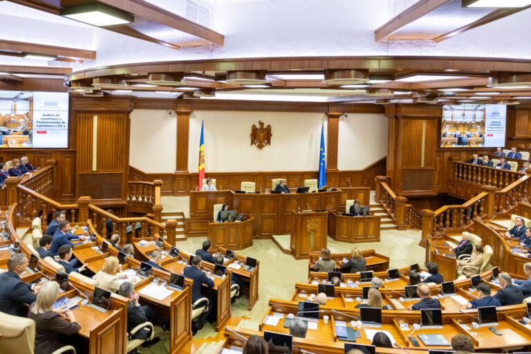 Câți deputați debutanți și câți veterani cu multiple mandate sunt în noul Parlament de la Chișinău