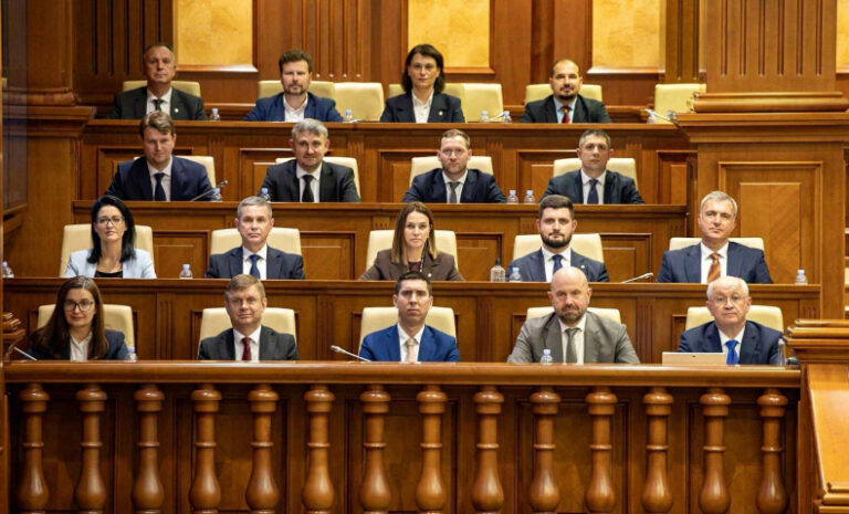 Noul Guvern va depune sâmbătă, 1 noiembrie, jurământul de învestire