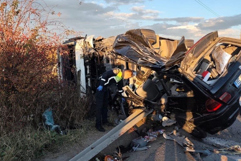 (VIDEO) Șofer de TIR din Republica Moldova, implicat într-un grav accident la Iași