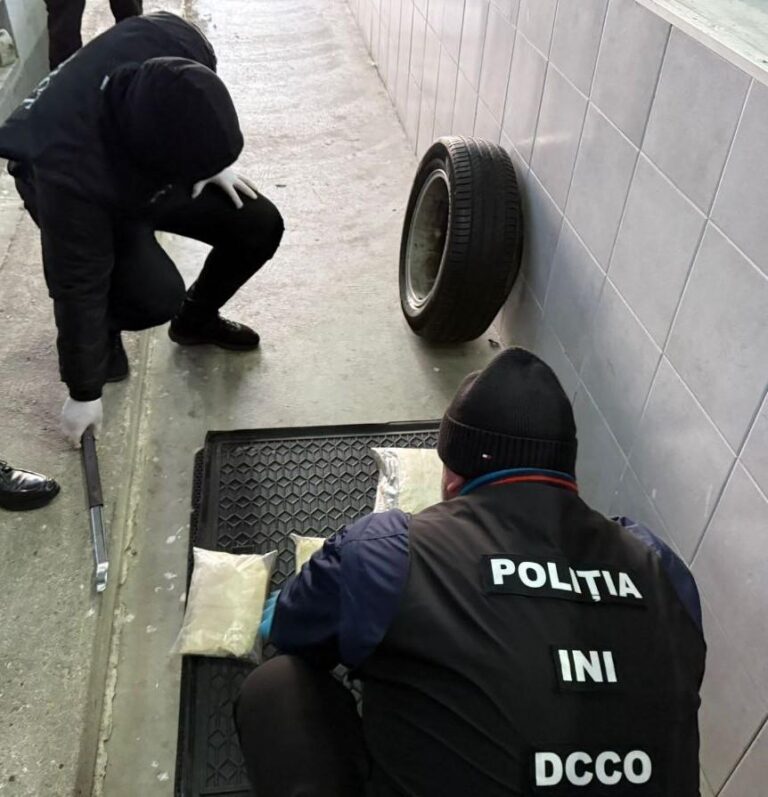 (VIDEO) Două kilograme de droguri, ascunse în roata de rezervă a unui automobil: Doi bărbați, reținuți la frontieră