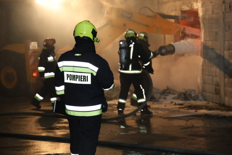 Incendiul de pe șoseaua Muncești, lichidat după aproape 20 de ore de luptă cu flăcările