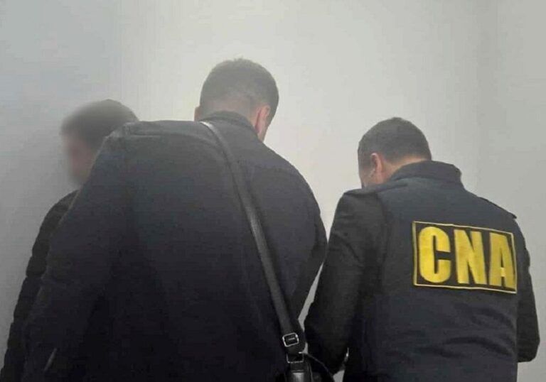 Prins în flagrant în timp ce lua mită. Un bărbat din Chișinău, reținut de CNA