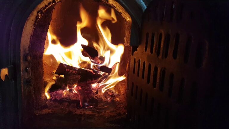 La un pas de tragedie: Două persoane din Fălești s-au intoxicat cu fum de la o sobă necurățată