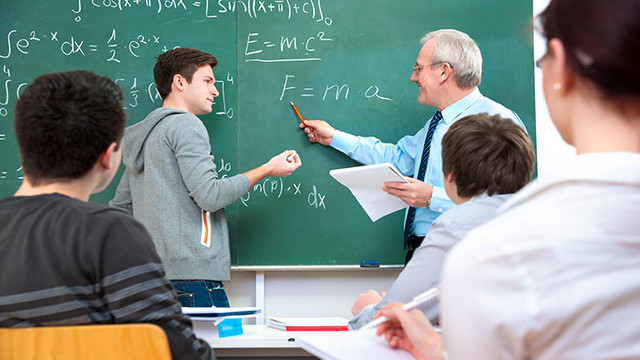 UNESCO avertizează: „Profesorii nu pot fi înlocuiți de cod”. Tehnologia ajută educația, dar nu poate substitui omul