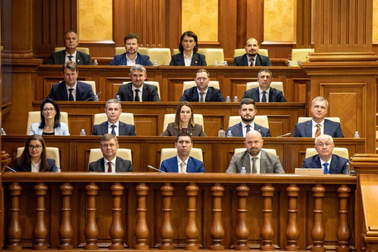 Miniștrii Guvernului Munteanu au depus jurământul de învestire în funcție