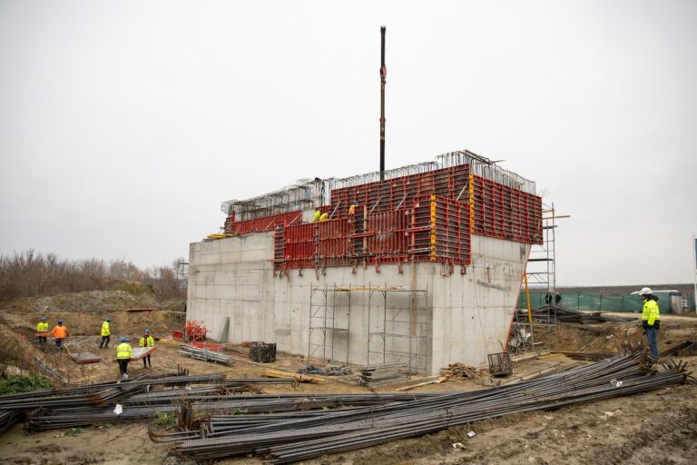 (VIDEO) Premierul de la Chișinău, în inspecție la „Podul de Flori”: Este un proiect simbolic și strategic pentru R. Moldova