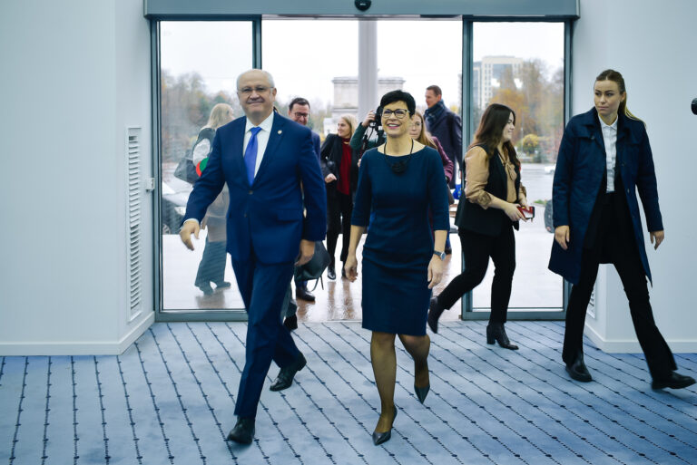 (FOTO) Comisara europeană Marta Kos, discuții cu premierul Alexandru Munteanu și cu membrii noului Guvern de la Chișinău