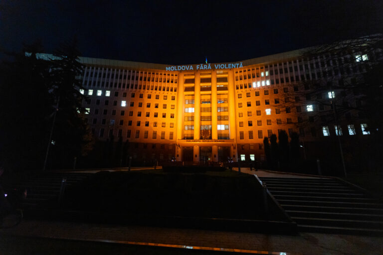 (FOTO) Parlamentul R. Moldova s-a alăturat campaniei „16 zile de activism împotriva violenței de gen”
