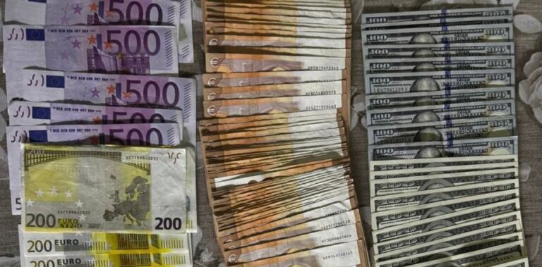 Percheziții într-un dosar privind finanțarea ilegală a unui partid: Un fost ministru, vizat