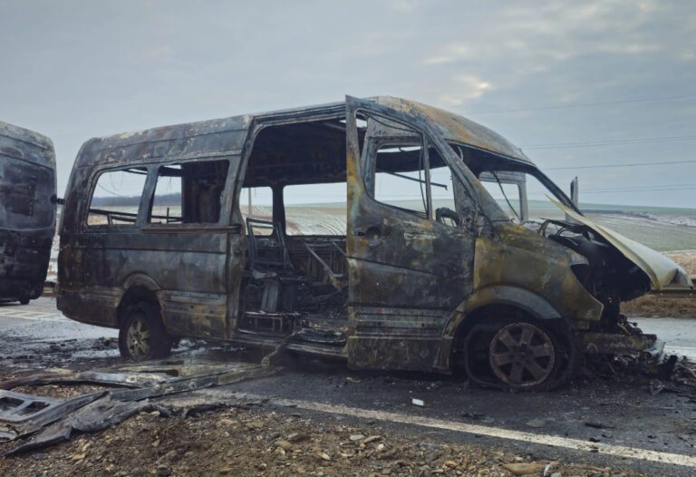 Microbuz cu 18 moldoveni, cuprins de flăcări pe un drum din județul Bacău