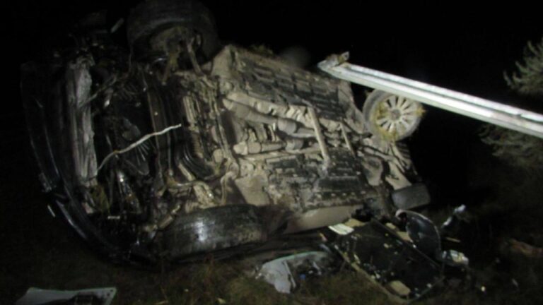 (FOTO) Accident grav la Rîșcani: O tânără a murit, iar alta a ajuns la spital. Șoferul automobilului a fugit de la fața locului