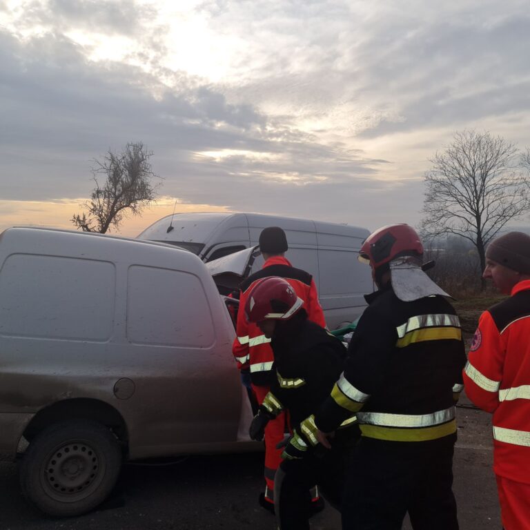 (FOTO) Accident grav la Bălți: Un bărbat de 38 de ani, descarcerat și transportat la spital