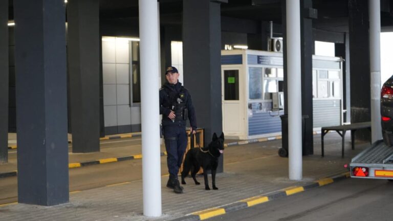 Un camion care ar fi transportat muniție de război, oprit la intrarea în România: Serviciul Vamal al R. Moldova vine cu precizări