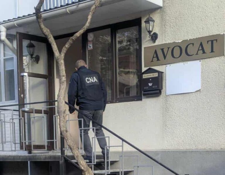 Un avocat, reținut de CNA pentru trafic de influență și luare de mită