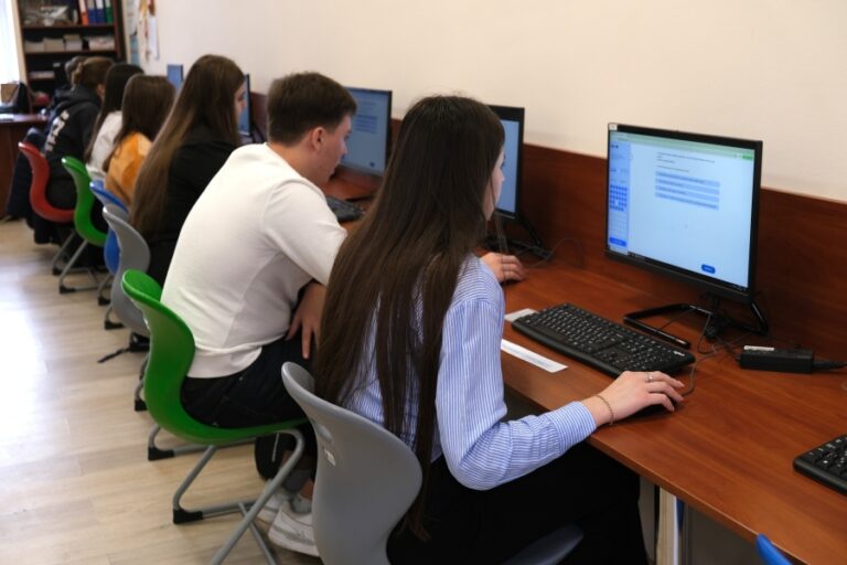 Mii de elevi din R. Moldova și-au testat, în premieră, competențele digitale