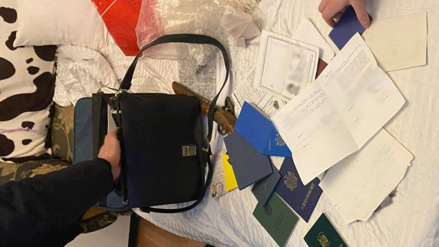 (VIDEO) Percheziții la Chișinău și Strășeni: Două persoane, cercetate penal pentru falsificarea actelor românești