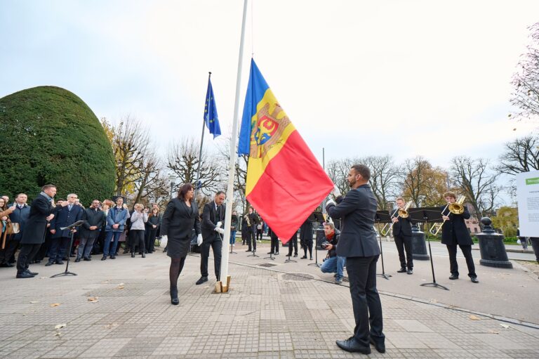 (FOTO) Drapelul R. Moldova, arborat la Strasbourg cu ocazia preluării Președinției Comitetului de Miniștri al Consiliului Europei
