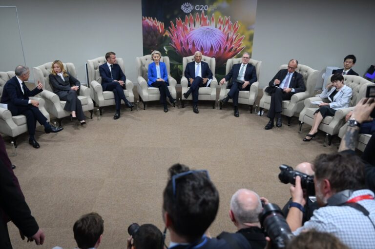 Discuții intense la Geneva între SUA, Marea Britanie, Franța, Germania și Ucraina asupra unui nou plan de pace pentru încheierea războiului