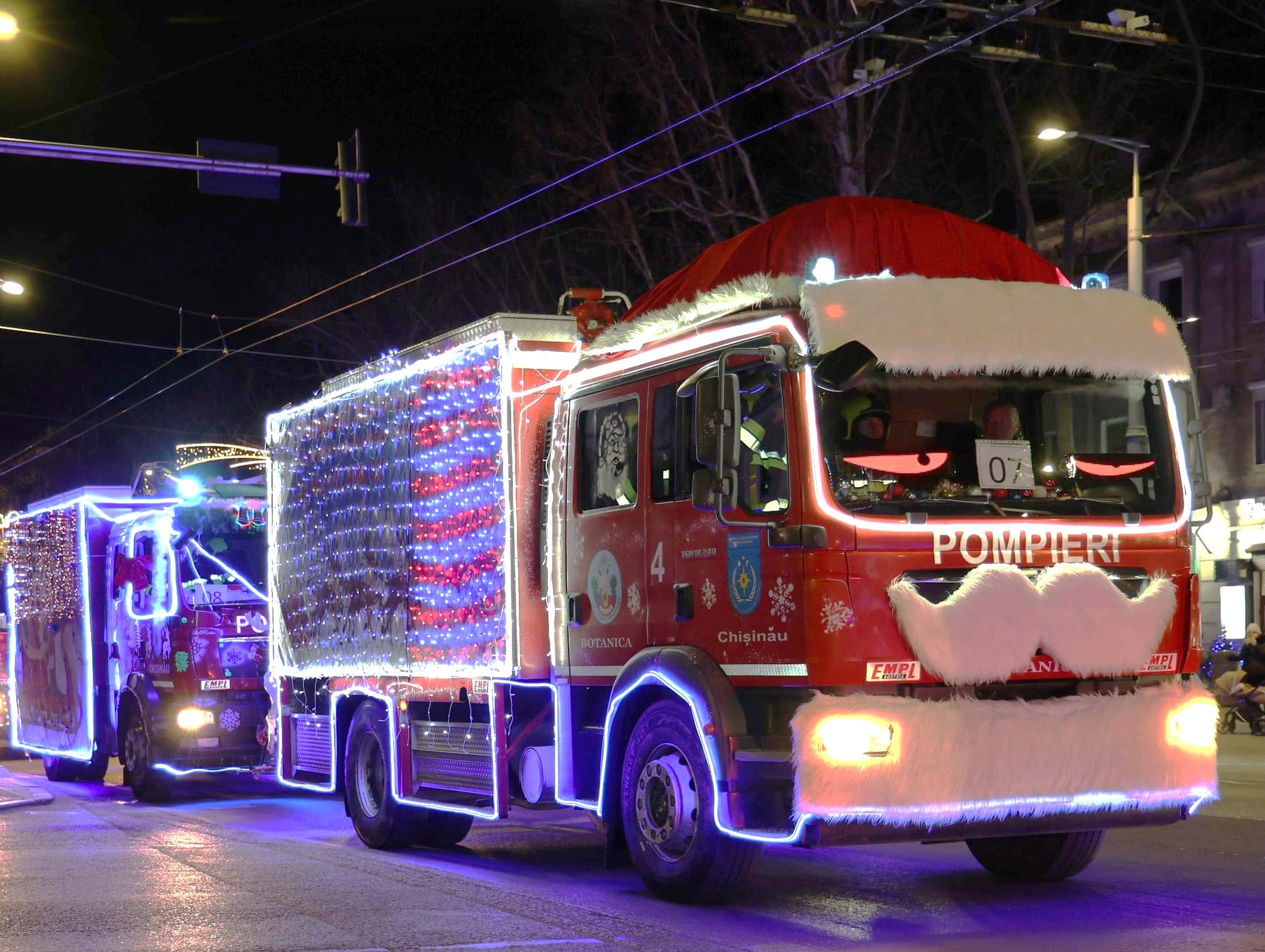(FOTO) Caravana Salvatorilor și Pompierilor aduce magia Crăciunului pe străzile Chișinăului: Care este itinerarul de astăzi?