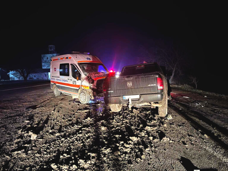 (FOTO) Accident grav la Cahul: Trei membri ai unei echipe de ambulanță au ajuns la spital