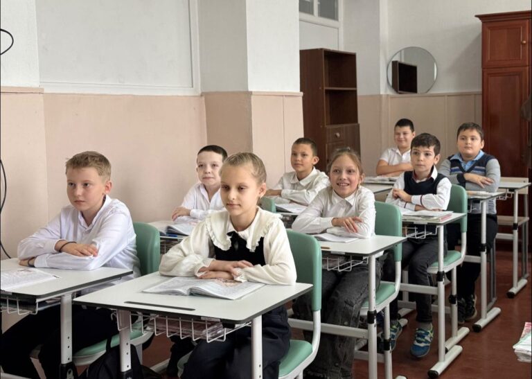 (FOTO) Departamentul pentru Relația cu R. Moldova, mobilier nou pentru încă trei școli din stânga Prutului