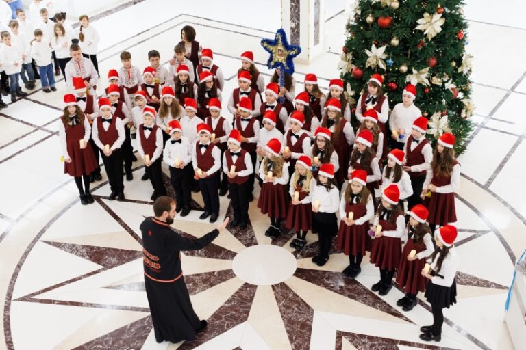 (FOTO) Cete de colindători și urători, la Președinția Republicii Moldova