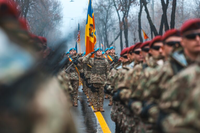 (FOTO) Ziua Națională a României: Militari din R. Moldova au defilat la Arcul de Triumf din București
