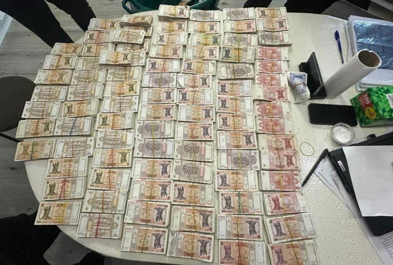 Șapte persoane, inclusiv șeful Direcției Locativ-Comunale Chișinău, reținute de CNA pentru fapte de corupție