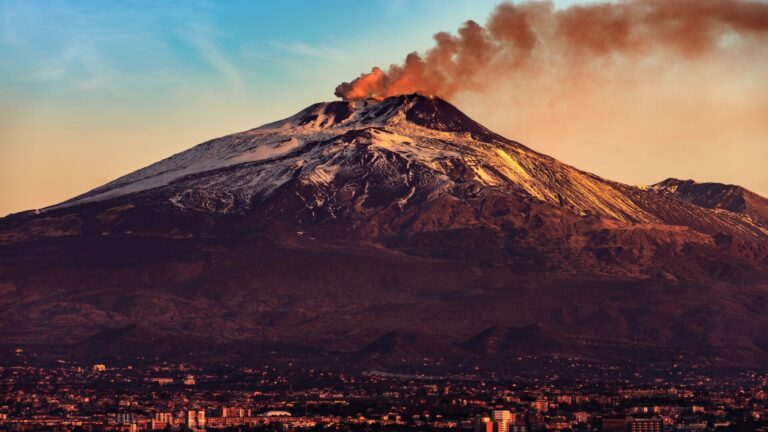 Vulcanul Etna își intensifică activitatea: explozii și căderi ușoare de cenușă în Sicilia