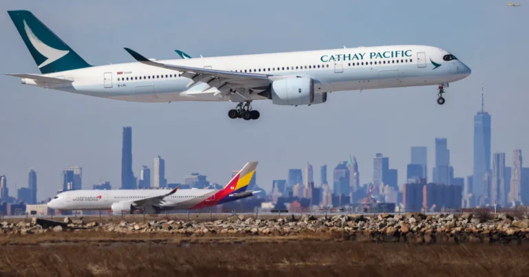 Incident la bordul unui avion Cathay Pacific: pasager reținut după ce ar fi încercat să manipuleze o ușă în timpul zborului