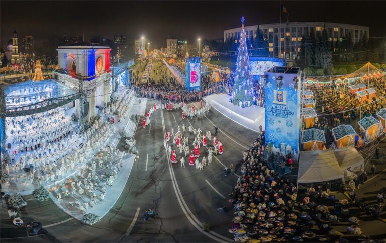 (FOTO) Chișinău, în straie de sărbătoare: Pomul de Crăciun a fost inaugurat în Piața Marii Adunări Naționale