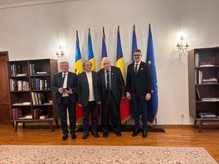 Uniunea Scriitorilor din Republica Moldova, decorată de președintele României 