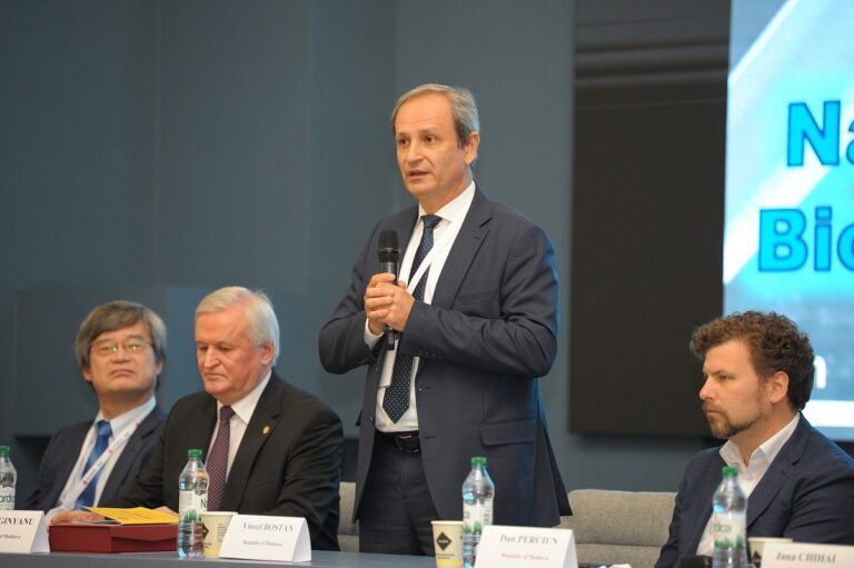 „Nu suntem Coreea de Nord” // Val de nemulțumiri din cauza proiectului MEC care ar permite lui Viorel Bostan să rămână rector la UTM