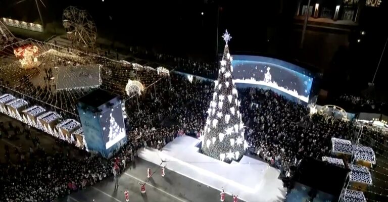 Chișinău, în straie de sărbătoare: Pomul de Crăciun a fost inaugurat în Piața Marii Adunări Naționale